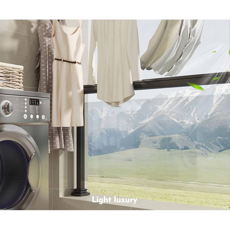 Wäschestube mit Waschmaschine und aufgehängter Kleidung an einem großen Fenster mit Blick auf die Berge; Text lautet „Light luxury