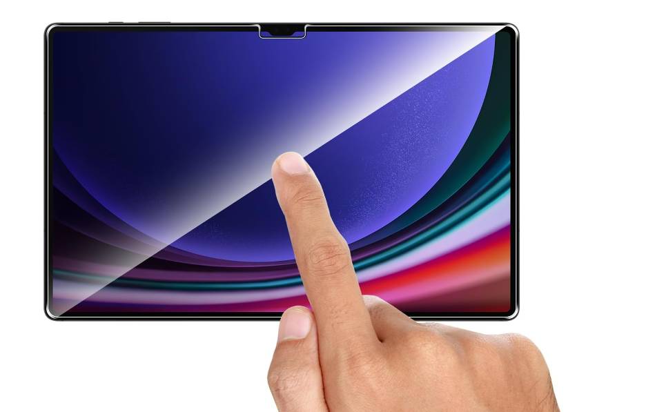 Eine Hand tippt auf einen Tablet- oder Smartphone-Bildschirm, der ein farbenfrohe abstrakte Tapete auf weißem Hintergrund anzeigt.