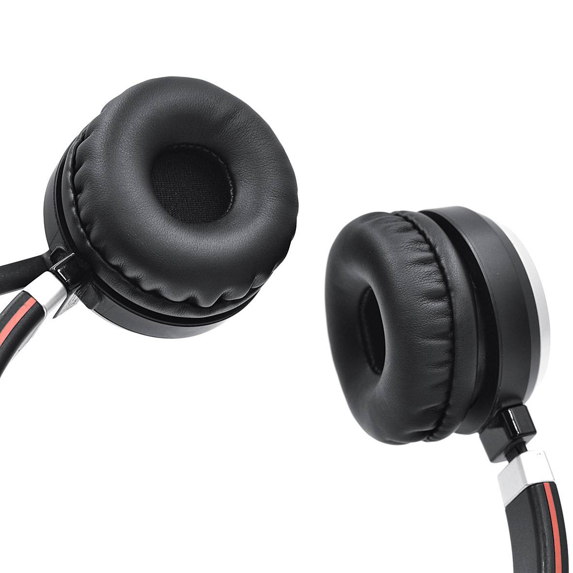 Schwarze Over-Ear-Kopfhörer-Ohrpolster auf weißem Hintergrund, die die gepolsterten Ohrmuscheln und angebrachten Kopfbügel hervorheben.