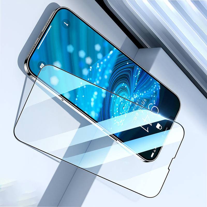 Smartphone mit blauem abstraktem Bildschirm, dargestellt mit einem separaten klaren gehärteten Glasbildschirmschutz, der davor ausgerichtet ist.