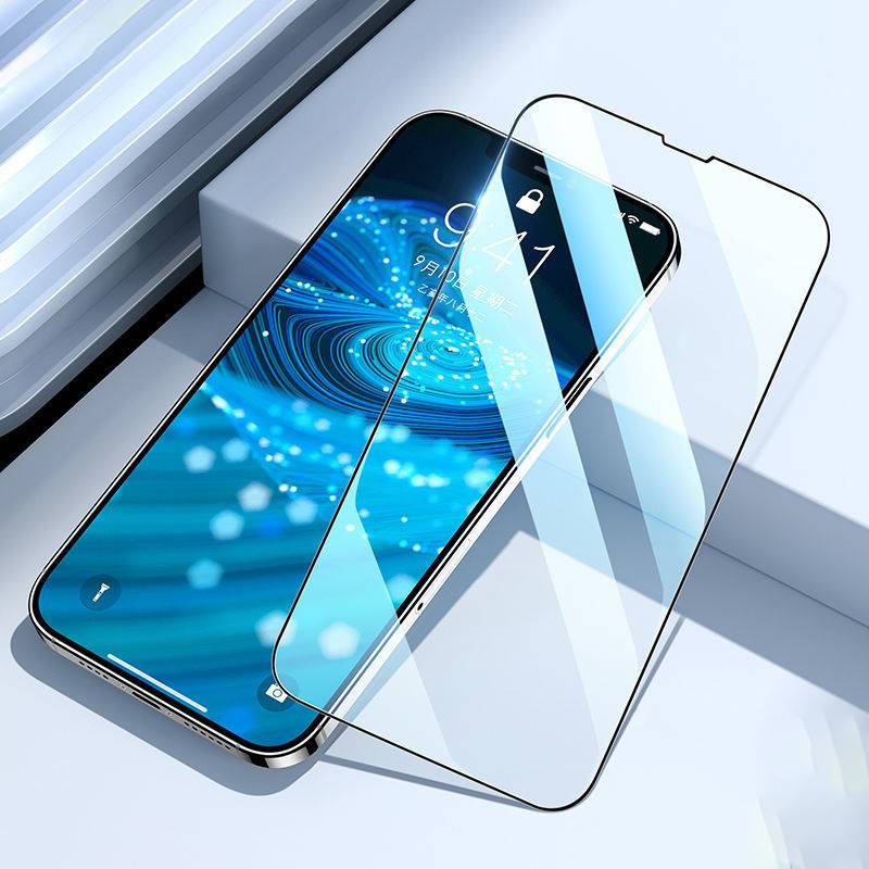 Smartphone mit einem klaren Displayschutzfolie-Schutz, der über dem Telefon ausgerichtet ist, zeigt ein Nahaufnahme-Produktbild des gehärteten Glases.