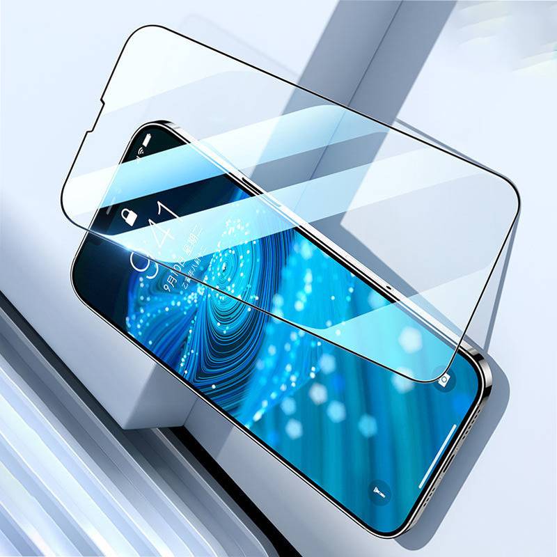 Smartphone mit einem transparenten Hartglasbildschirmschutz, der über dem Display ausgerichtet ist und eine kantenkante Abdeckung sowie einen gekrümmten Ausschnitt für den Frontkamera-/Sensorbereich zeigt.