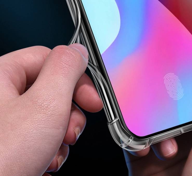 Nahaufnahme einer Hand, die ein Smartphone in einer transparenten Schutzhülle hält, mit gebogenem Bildschirm, Fingerabdrucksymbol und farbenfrohem Farbverlauf-Display.