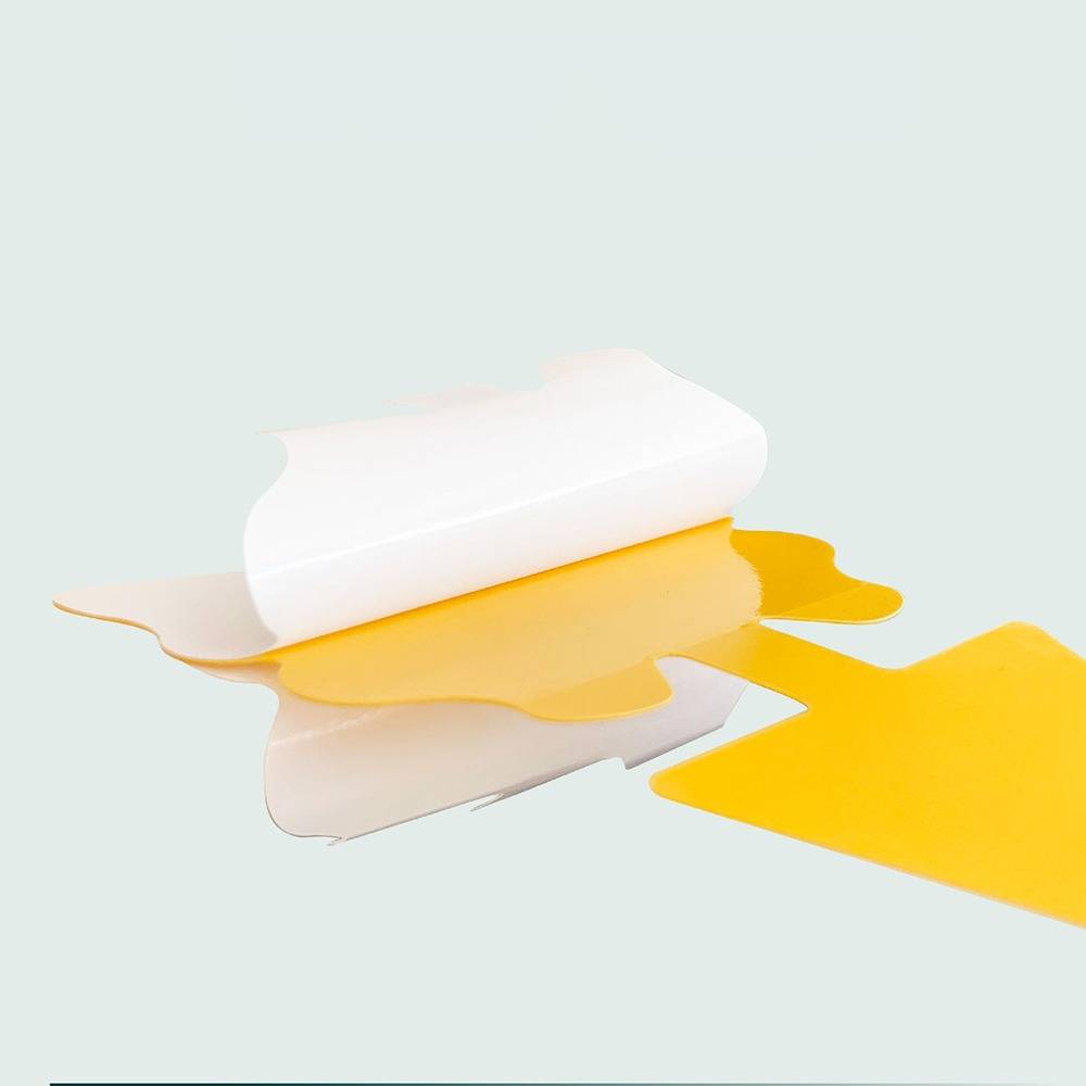 Weiße Farbrolle verteilt leuchtend gelbe Farbe auf einer hellen Oberfläche, mit einem großen gelben Farbspritzer, der sich nach rechts erstreckt.