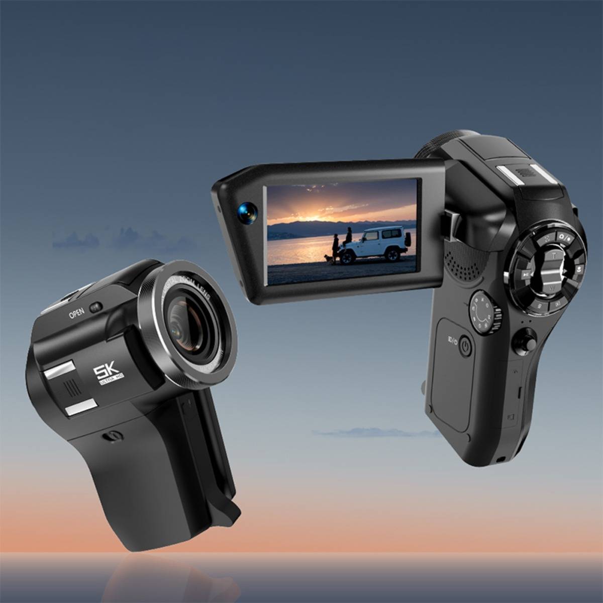 Schwarze 5K-Camcorder aus zwei Winkeln gezeigt, mit ausklappbarem Display, das eine Sonnenuntergangsstrandszene und eine Fahrzeugsilhouette anzeigt.