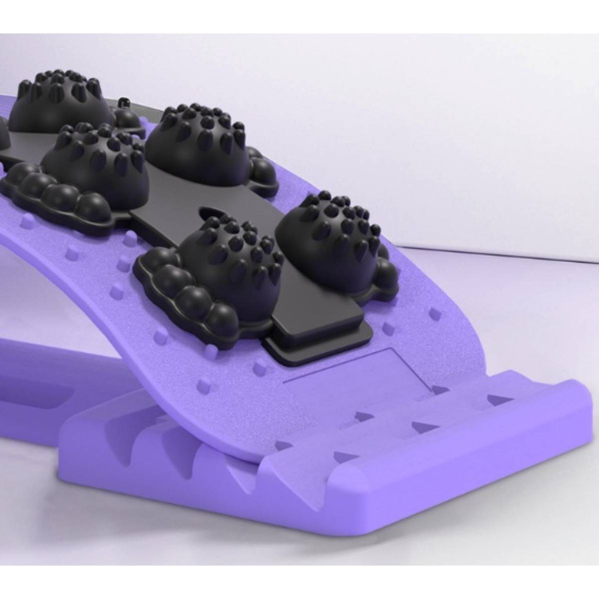 Nahaufnahme eines lila Fußmassageräts mit erhabenen schwarzen Rollen und strukturierten Pads auf weißem Hintergrund.