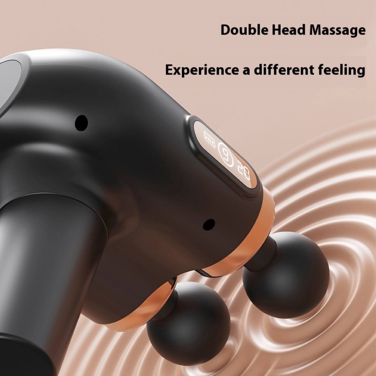 Schwarze tragbare Massagepistole mit doppelten Aufsätzen und Touchscreen-Display, dargestellt beim Erzeugen von Wellenbewegungen in einem beigen Werbebild mit dem Text „Double Head Massage