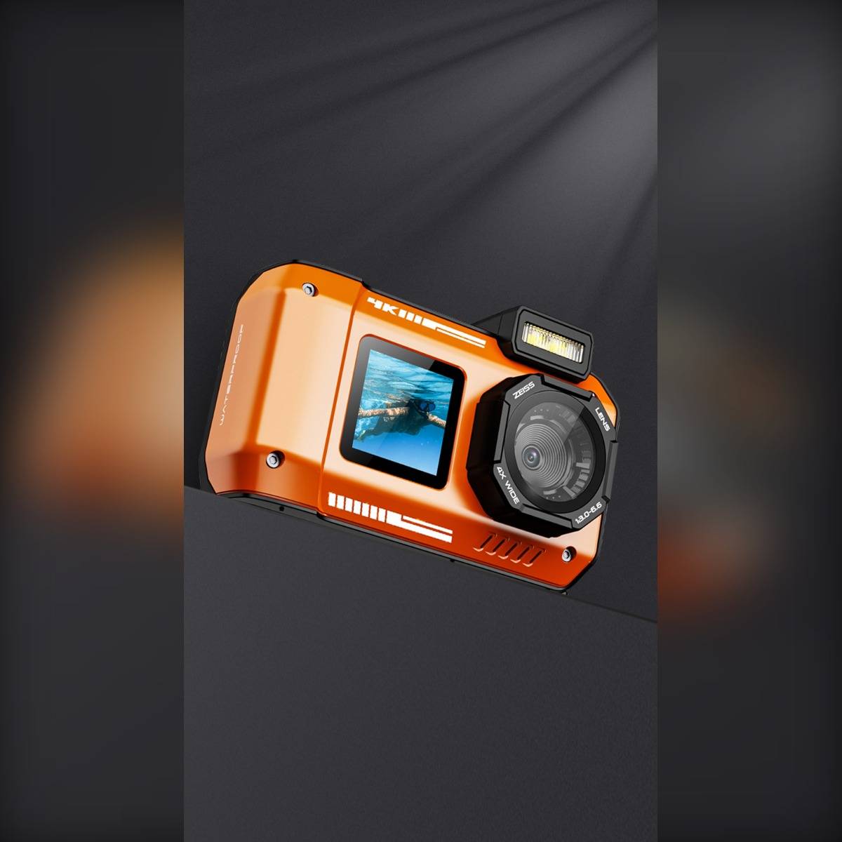 Orange robuste Digitalkamera mit großem Objektiv, Blitz und rückwärtigem Bildschirm auf dunklem Hintergrund