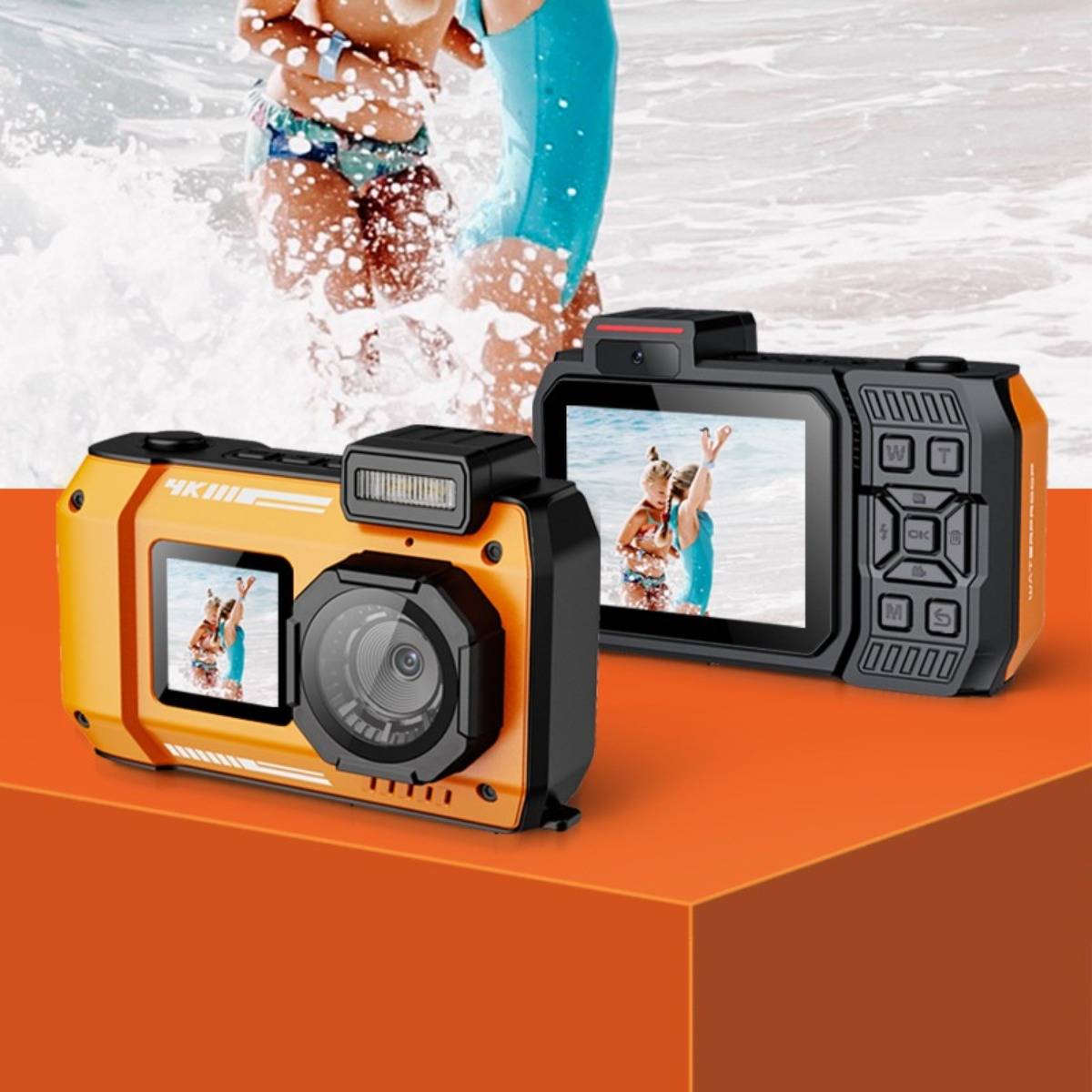 Zwei wasserdichte Action-Kameras auf einer orangefarbenen Oberfläche, eine zeigt ein Paar im Wasser auf ihrem Bildschirm, mit einer unscharfen Spritzszene im Hintergrund.