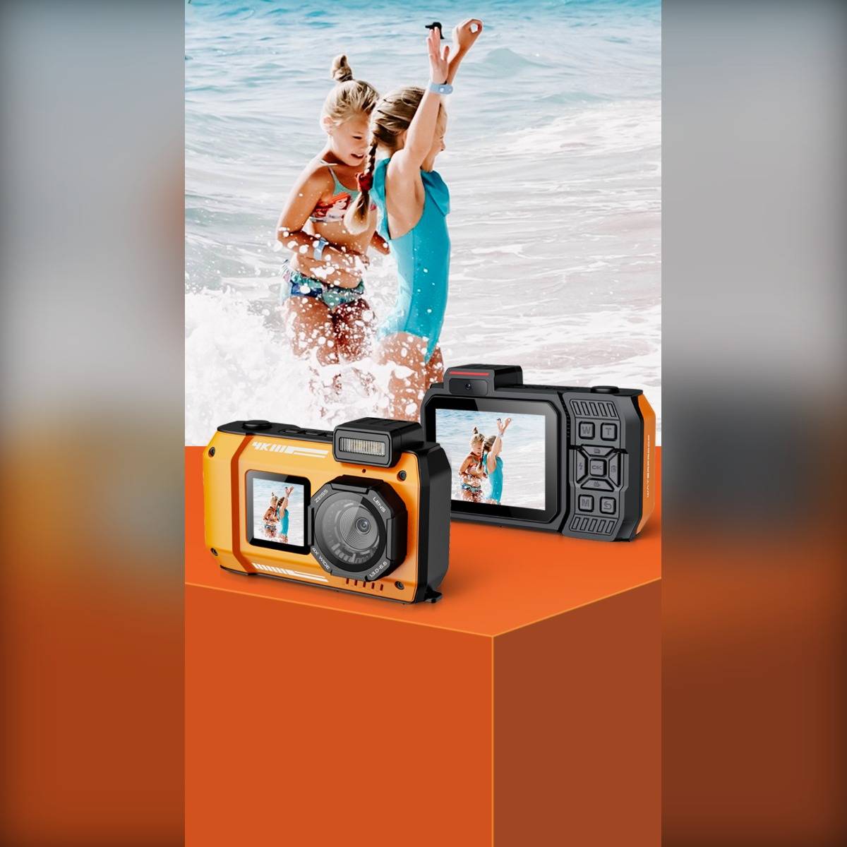 Zwei robuste wasserdichte Kameras auf einem orangefarbenen Block, eine zeigt ein Strandfotos auf ihrem Bildschirm und eine mit einem rückseitigen Display, vor Surfern, die im Ozean spritzen.