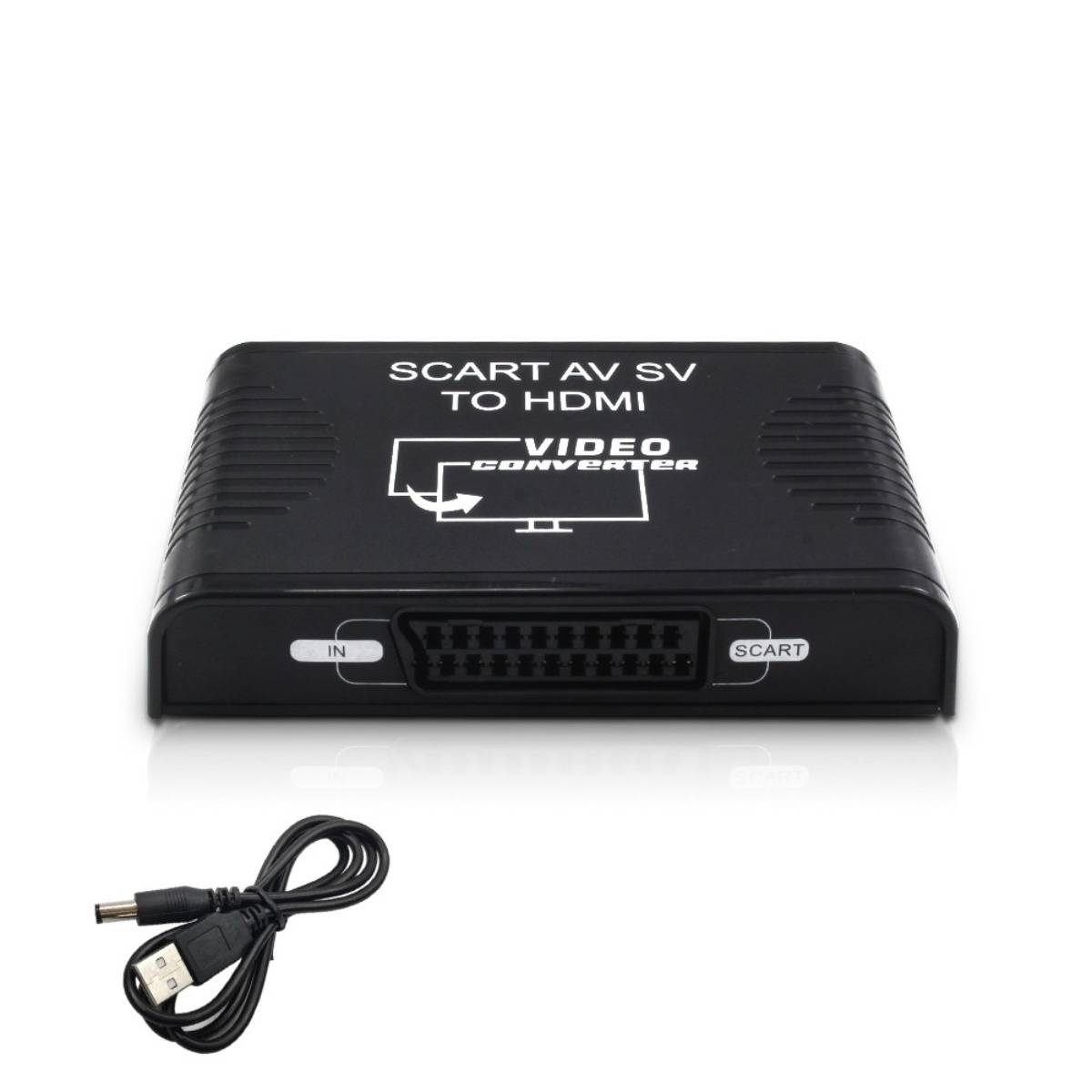 Schwarze SCART-zu-HDMI-Videokonsole mit Eingangsanschluss und enthaltenem USB-Kabel auf weißem Hintergrund.