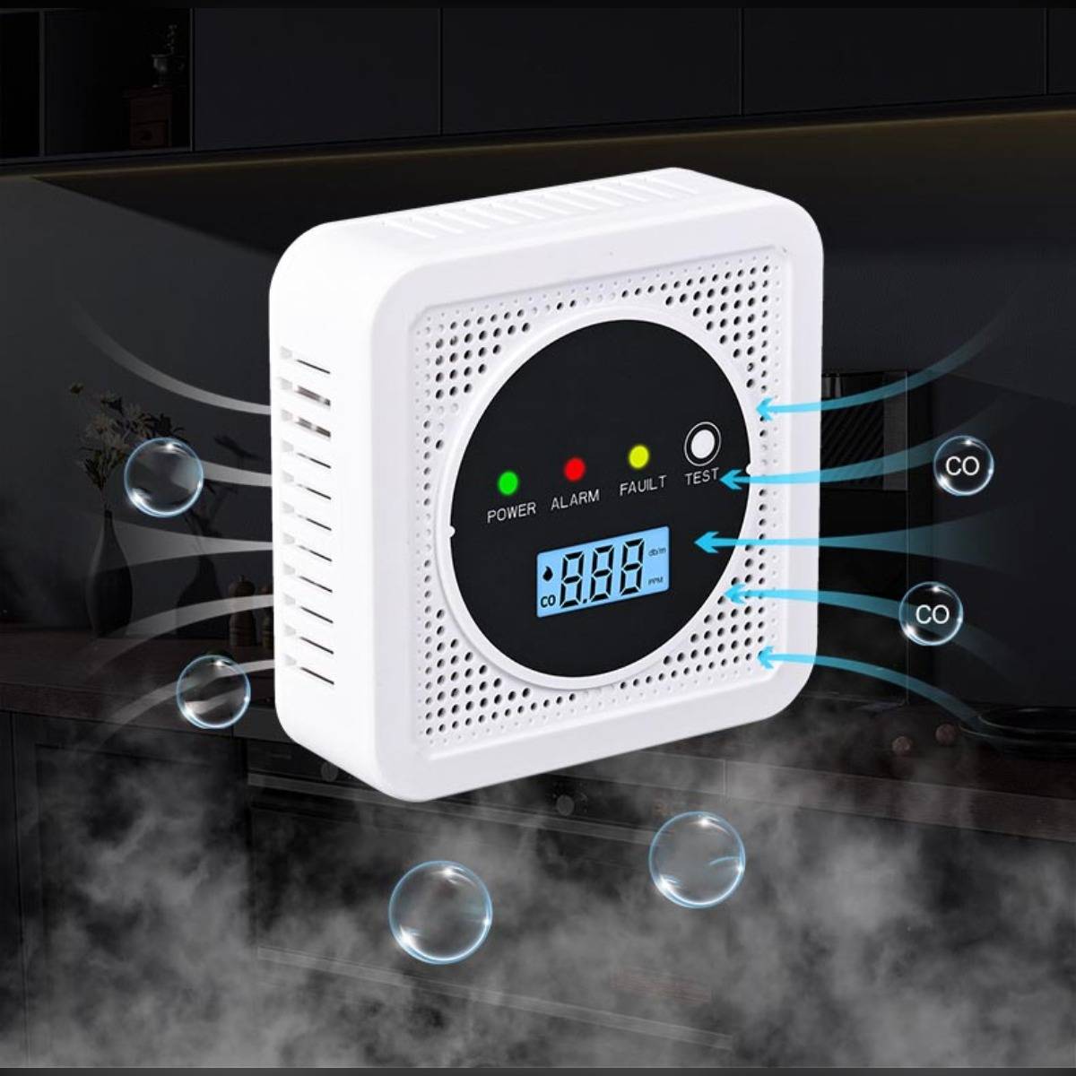 Weißer digitaler Kohlenmonoxid-Detektor mit LED-Anzeigen, Testtaste und LCD-Display, dargestellt beim Nachweis von CO in einem verrauchten Raum.