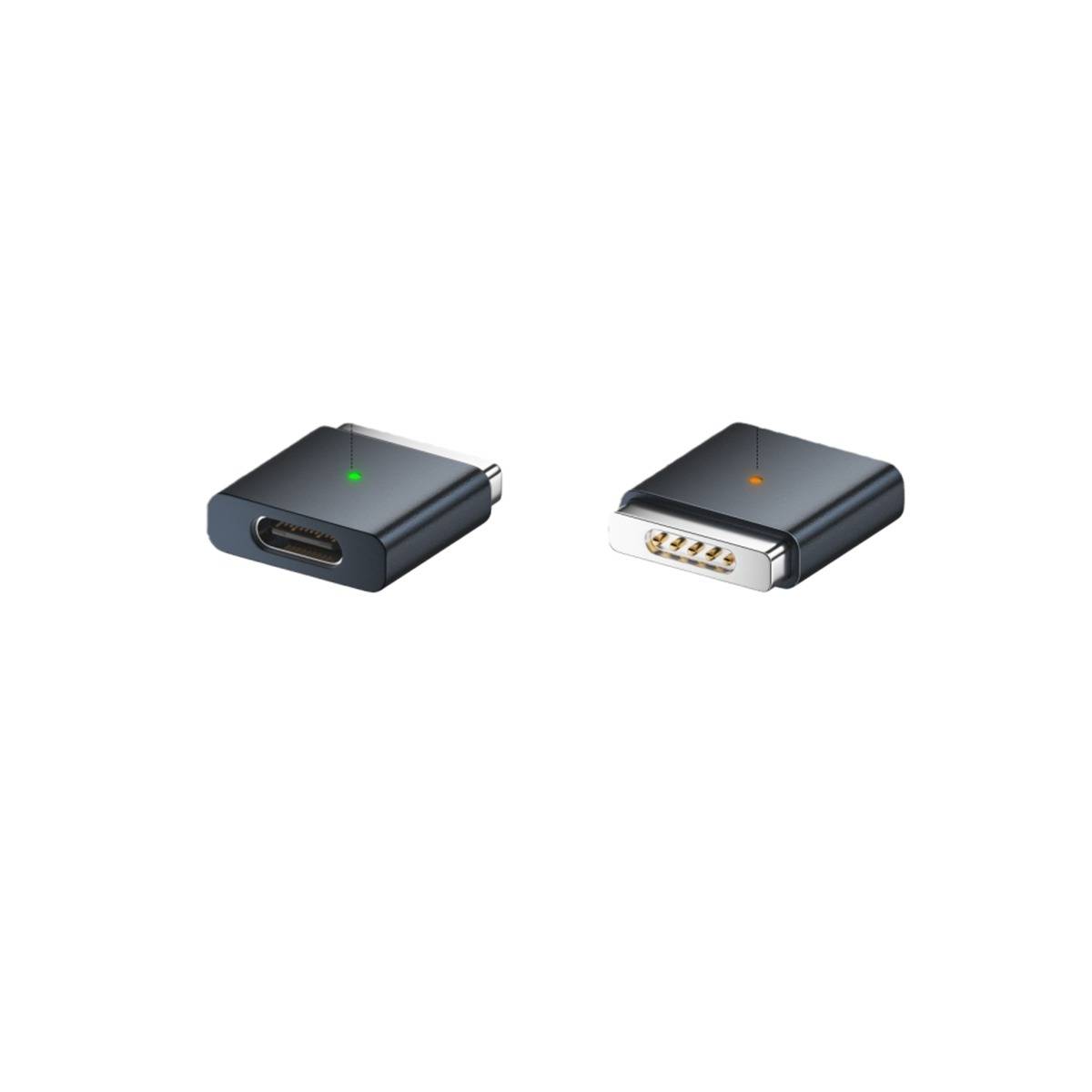 Zwei kleine schwarze Adapter, nebeneinander auf weißem Hintergrund gezeigt, einer mit USB-C-Anschluss und grüner Anzeige, der andere mit 4-poligem Anschluss und orangefarbener Anzeige.