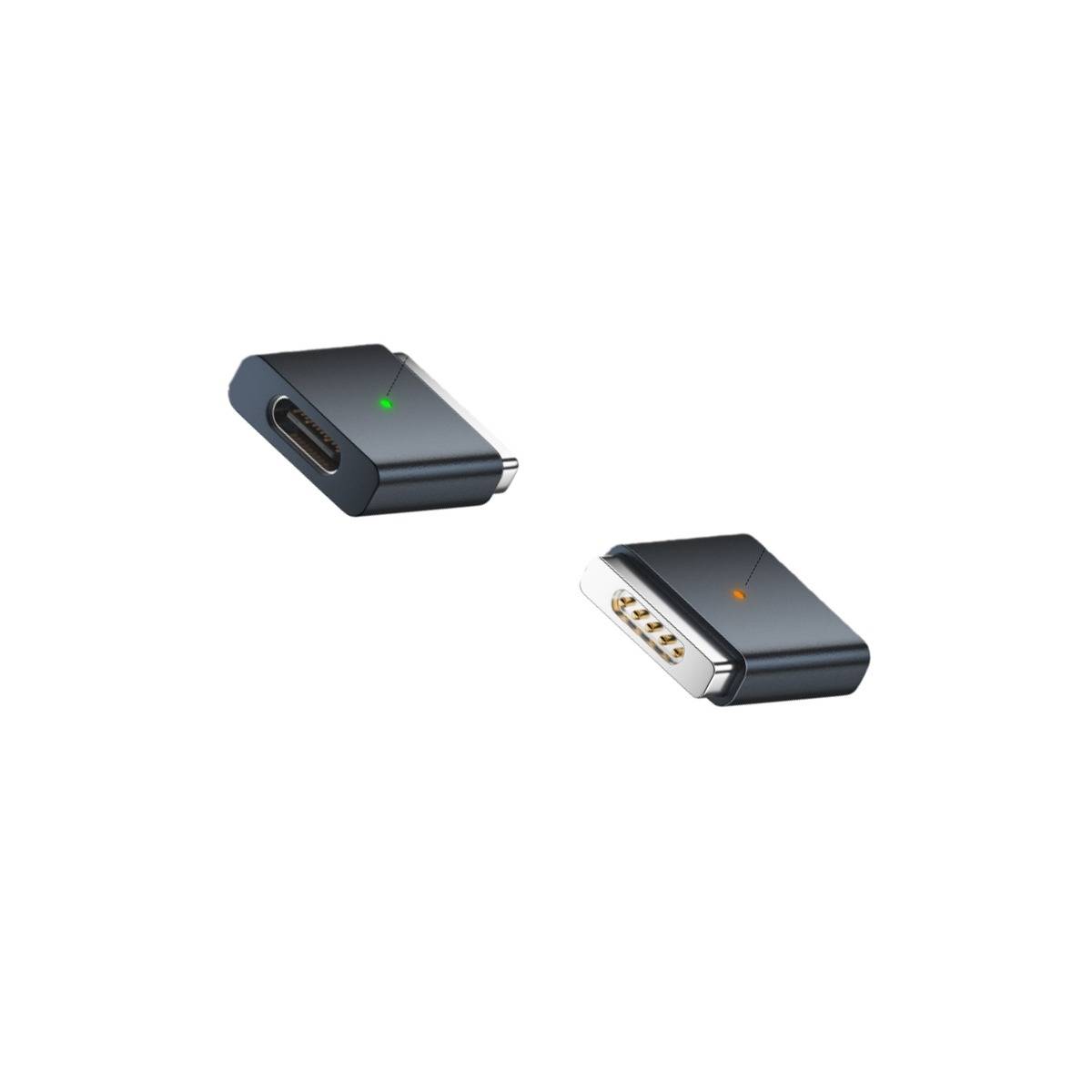 Zwei kleine schwarze Adaptergeräte auf weißem Hintergrund, eines mit USB-C-Anschluss und grüner Kontrollleuchte, das andere mit vergoldeten Steckerkontakten und orangefarbener Leuchte.
