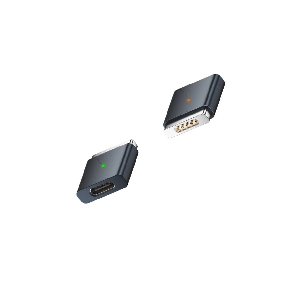 Zwei abgewinkelte Steckeradapter auf weißem Hintergrund, einer USB-C mit grüner Anzeige und einer magnetischer Stecker mit orangefarbener Anzeige.