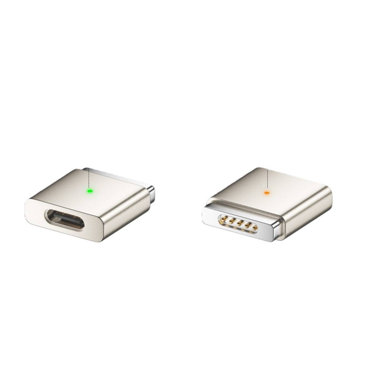 Zwei kleine metallische Adapterstecker nebeneinander dargestellt, einer mit USB-C-Anschluss und grüner Anzeige, der andere mit Stecker-Stecksystem und orangefarbener Anzeige.