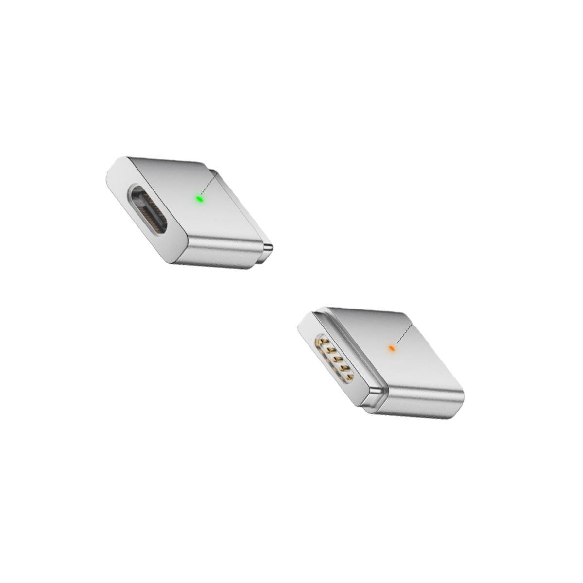 Zwei kleine silberne magnetische Steckverbinder-Adapter auf weißem Hintergrund, einer mit USB-C-Anschluss und grüner Anzeige, der andere mit goldenen Pogo-Pins und oranger Anzeige.
