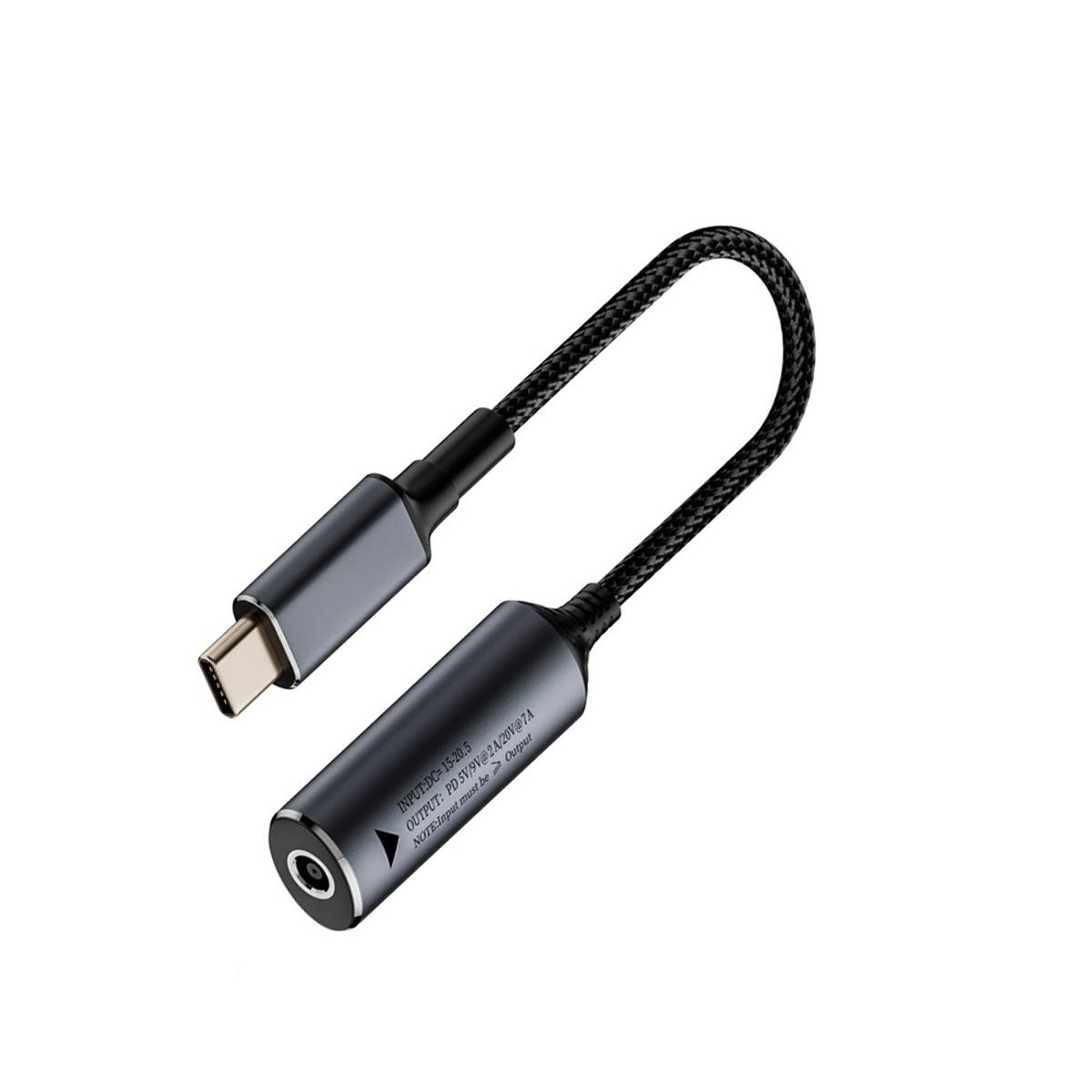 USB-C-Stecker auf Hohlstecker-Buchse Adapterkabel auf weißem Hintergrund, wird zum Anschluss von USB-C-Stromversorgung an Geräte mit Rundsteckern verwendet.
