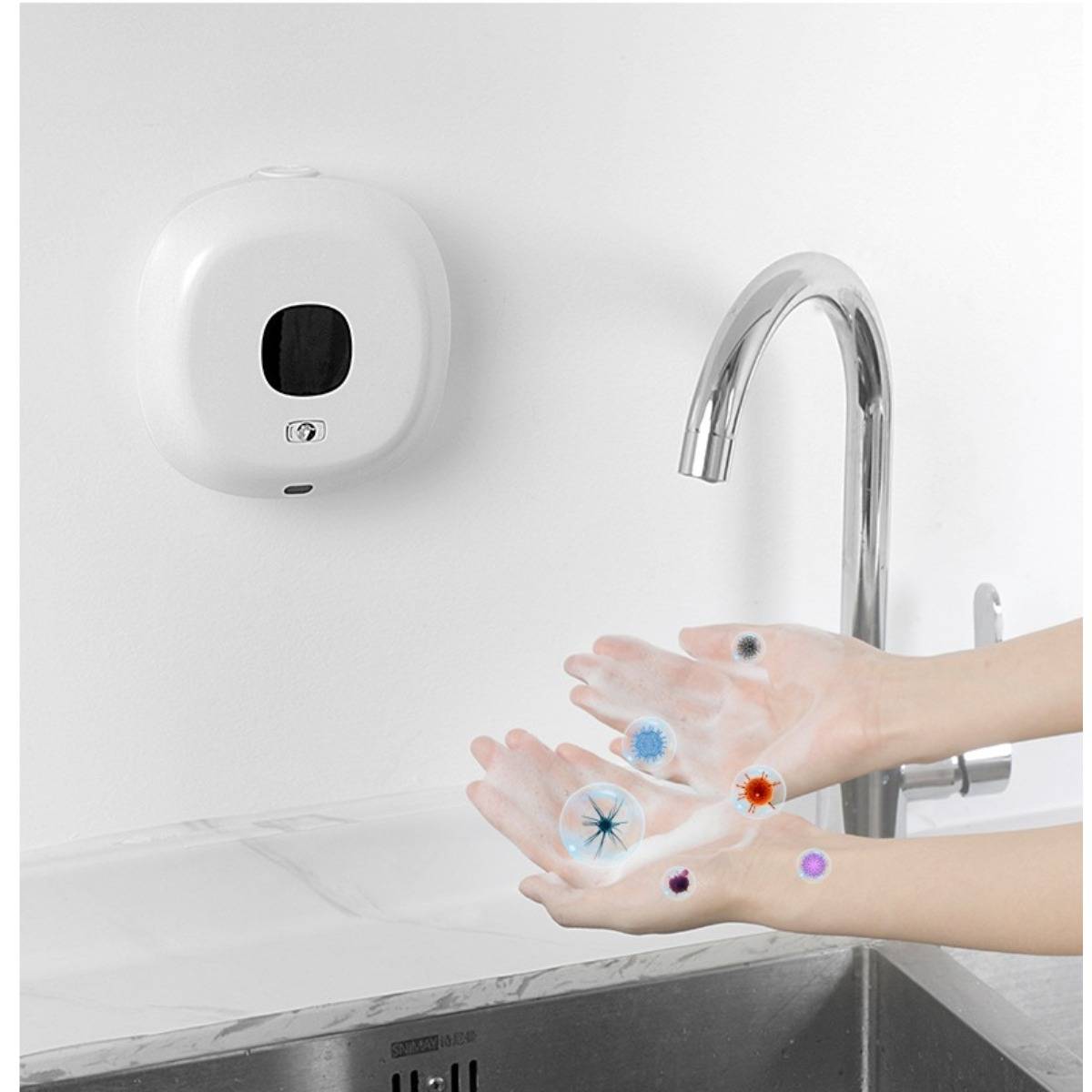Hände unter einem Wasserhahn mit farbigen Keimikonen, neben einem wandmontierten Seife- oder Desinfektionsmittelspender, zur Veranschaulichung von Handhygiene oder Virenschutz.