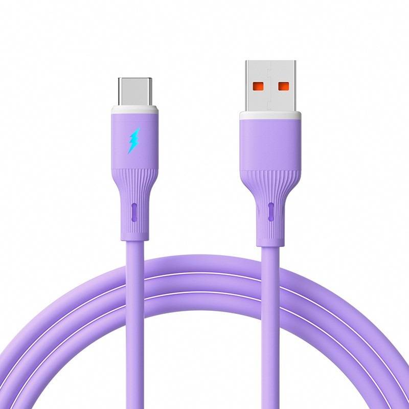 Violettes USB-Ladekabel mit USB-C- und USB-A-Anschlüssen auf einem aufgewickelten Kabel, dargestellt auf weißem Hintergrund.