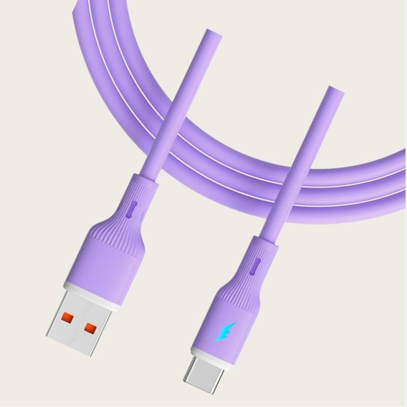 Zwei violette Ladekabel mit unterschiedlichen USB-Anschlüssen, eines mit USB-A und eines mit USB-C, auf hellem Hintergrund dargestellt.
