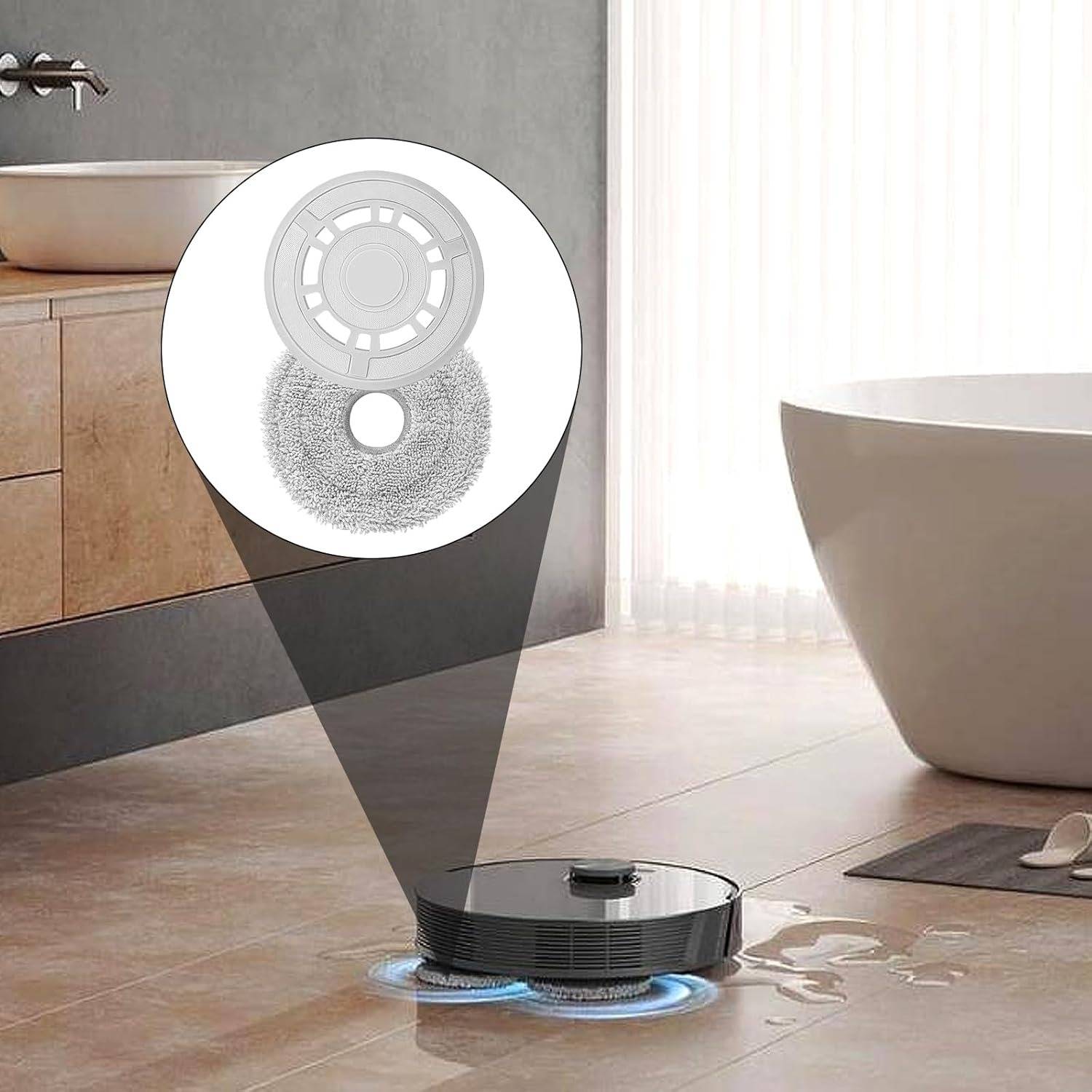 Roboterstaubsauger reinigt einen Badezimmerboden, mit einer Vergrößerung, die sein Wischtuch und die Bürstenaufsatz zeigt.