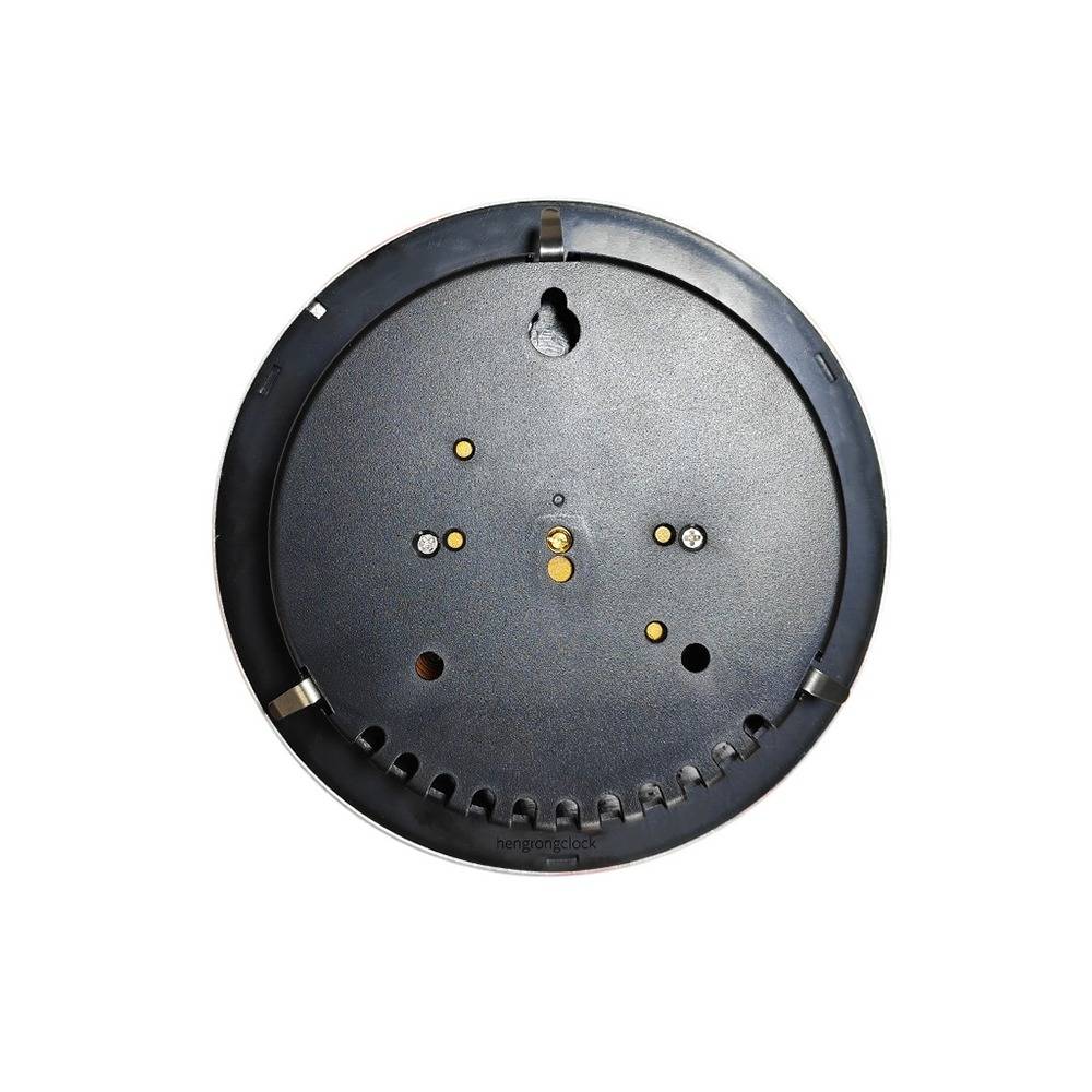 Runde schwarze Wanduhr mit Aufhängungsschlitz auf der Rückseite, Batteriefach und freiliegenden Befestigungsstellen für Stunden- und Minutenzeiger.