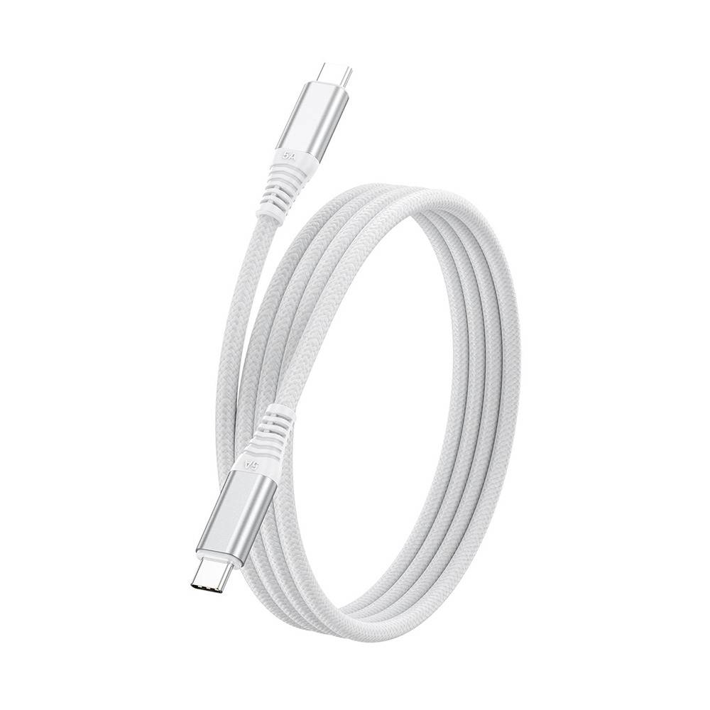 Weißes USB-C-Ladekabel aufgerollt auf weißem Hintergrund, mit sichtbaren Metallsteckern an beiden Enden.