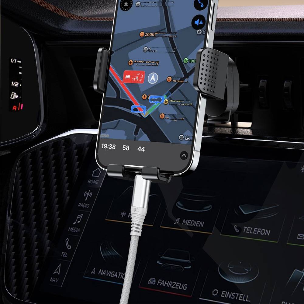 Smartphone auf einer Autohalterung montiert zeigt eine Navigationskarte an und zeigt eine In-Car-Telefonhalterung und ein Ladekabel auf dem Armaturenbrett.
