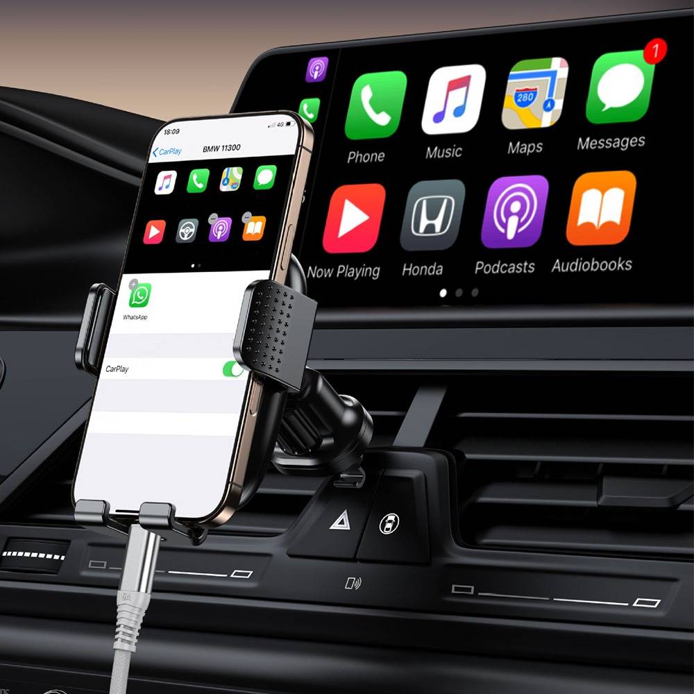 Smartphone in einem Auto montiert zeigt neben einem Armaturenbrett-Bildschirm die Apple-CarPlay-Einrichtung an, der CarPlay-Apps wie Telefon, Musik, Karten und Nachrichten anzeigt.