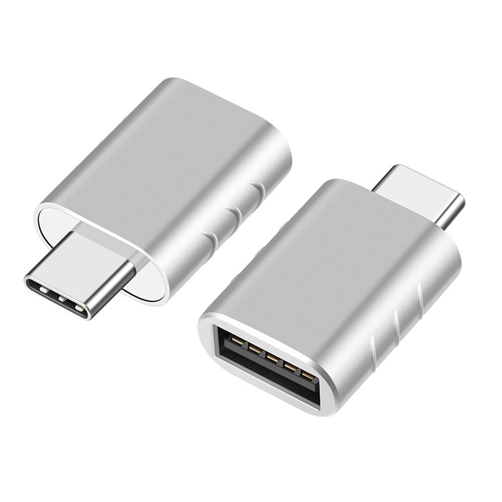 Zwei silberne USB-Adapter auf weißem Hintergrund, einer mit USB-C-Stecker und einer mit USB-A-Buchse, die ein Steckerkonvertierungs-Zubehör anzeigen.