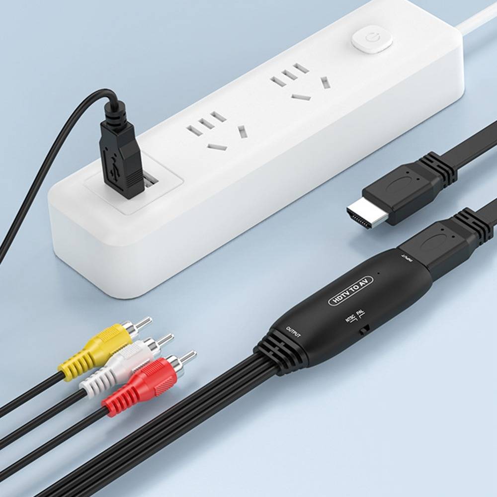 USB-Ladekabelsatz mit einer weißen Steckdosenleiste, schwarzen USB-A- und USB-C-Anschlüssen und roten, weißen und gelben RCA-Steckern auf blauem Hintergrund.