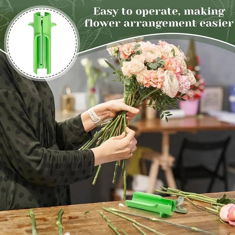Person, der ein grünes Blumenarrangement-Werkzeug verwendet, um Blumensträußstiele auszurichten; Text sagt „Einfach zu bedienen, wodurch Blumenarrangement einfacher wird