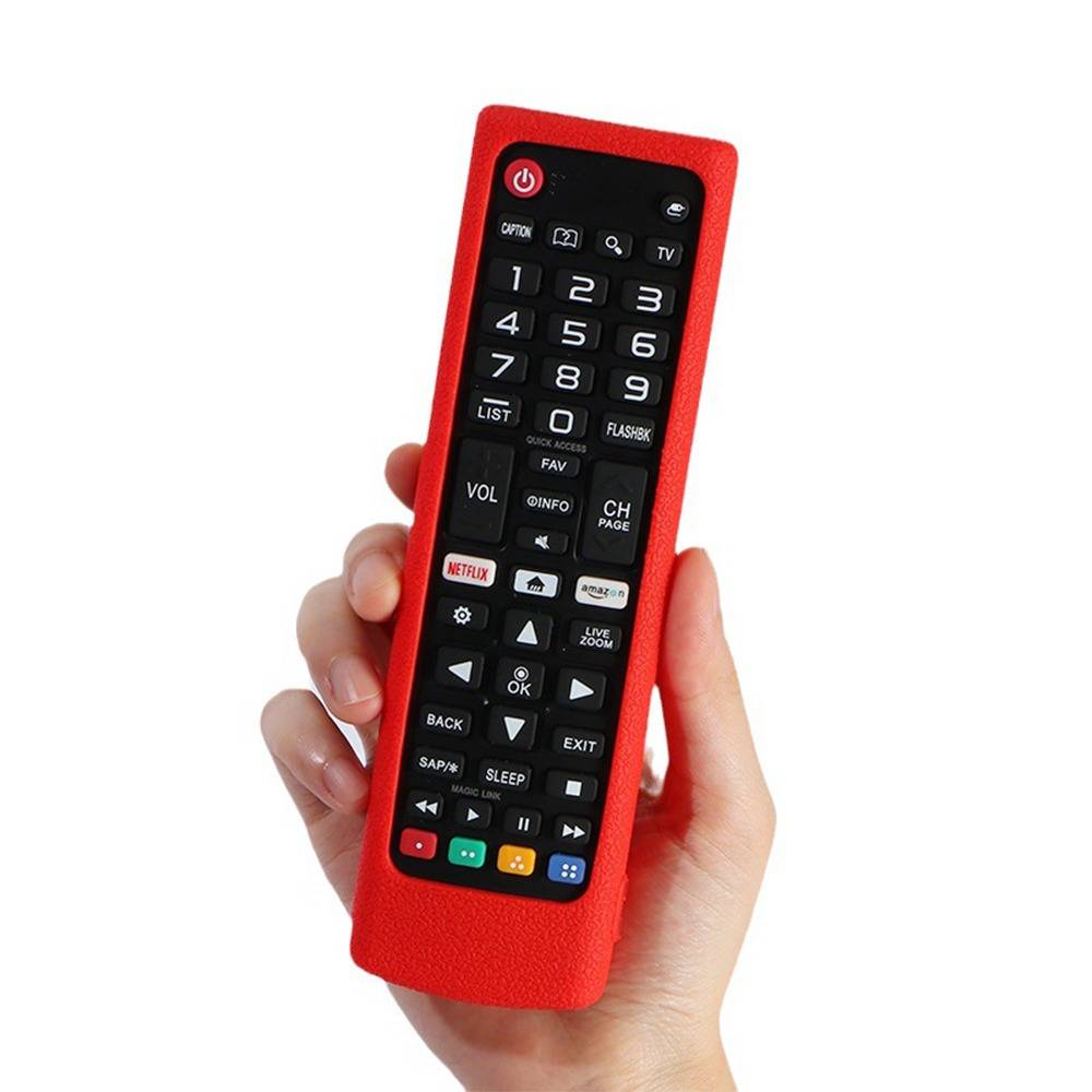 Eine Hand hält eine rote Fernbedienung mit vielen beschrifteten Tasten auf weißem Hintergrund.