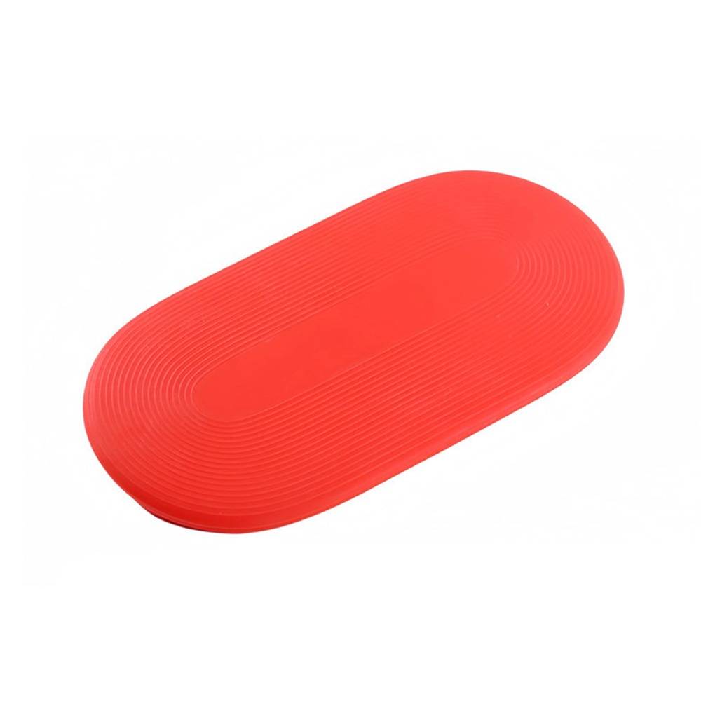 Rotes ovales Silikonpad oder -matte auf weißem Hintergrund, in Perspektive dargestellt.