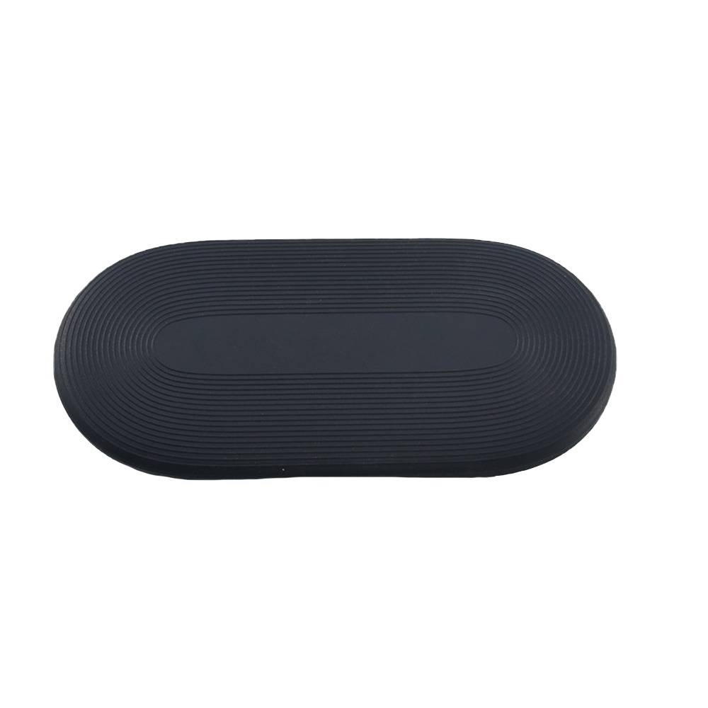 Schwarze ovale gerillte Matte oder Tablett mit erhobener Mitte auf weißem Hintergrund.