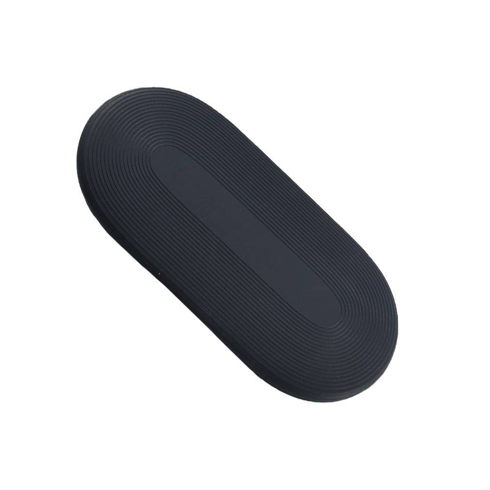 Schwarze ovale strukturierte Gummimatte oder Griffunterlage auf weißem Hintergrund, leicht diagonal angezeigt.