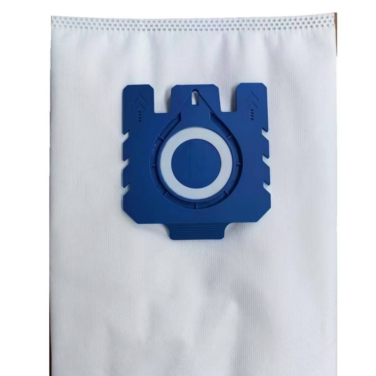 Blauer Staubsaugerbeutel mit einem runden Kunststoffanschluss, der in der Mitte der weißen Beutelfront zentriert ist.