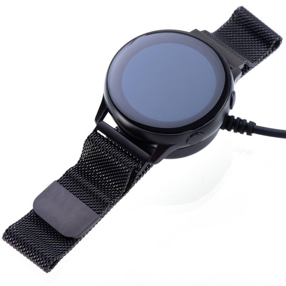 Schwarze runde Smartwatch mit gewebtem Armband und Ladekabel, dargestellt auf weißem Hintergrund.