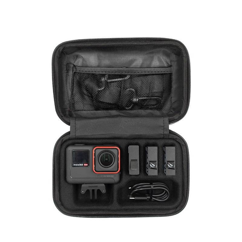 Offener schwarzer Transportkoffer mit einer Action-Kamera, drei Batteriemodulen, USB-Kabel und kleinen Zubehörteilen in geformten Fächern.