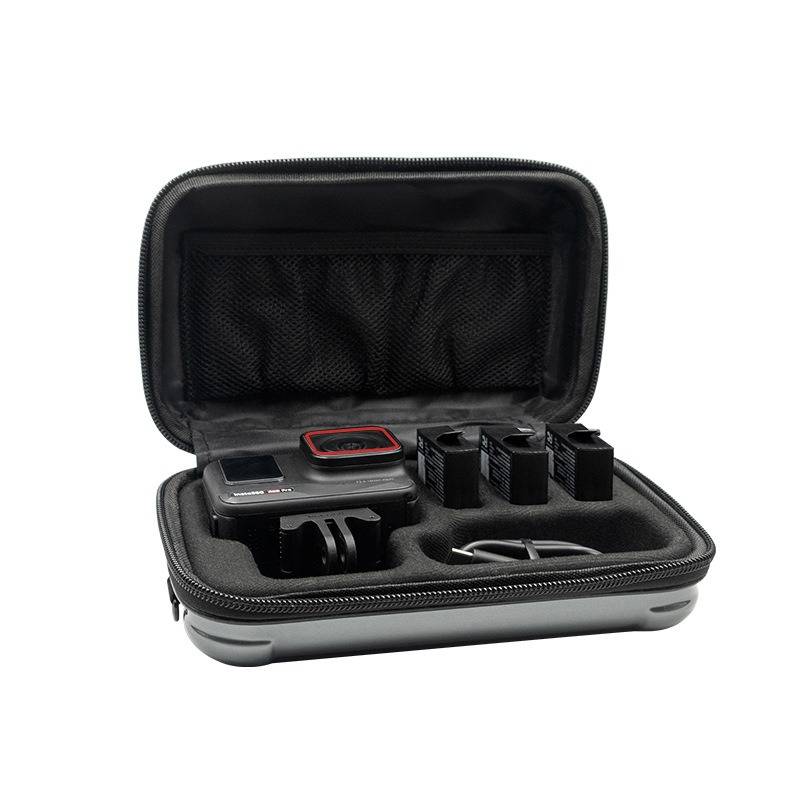 Offene schwarze Tasche mit Reißverschluss, die eine kleine Action-Kamera und mehrere Montagezubehörteile enthält