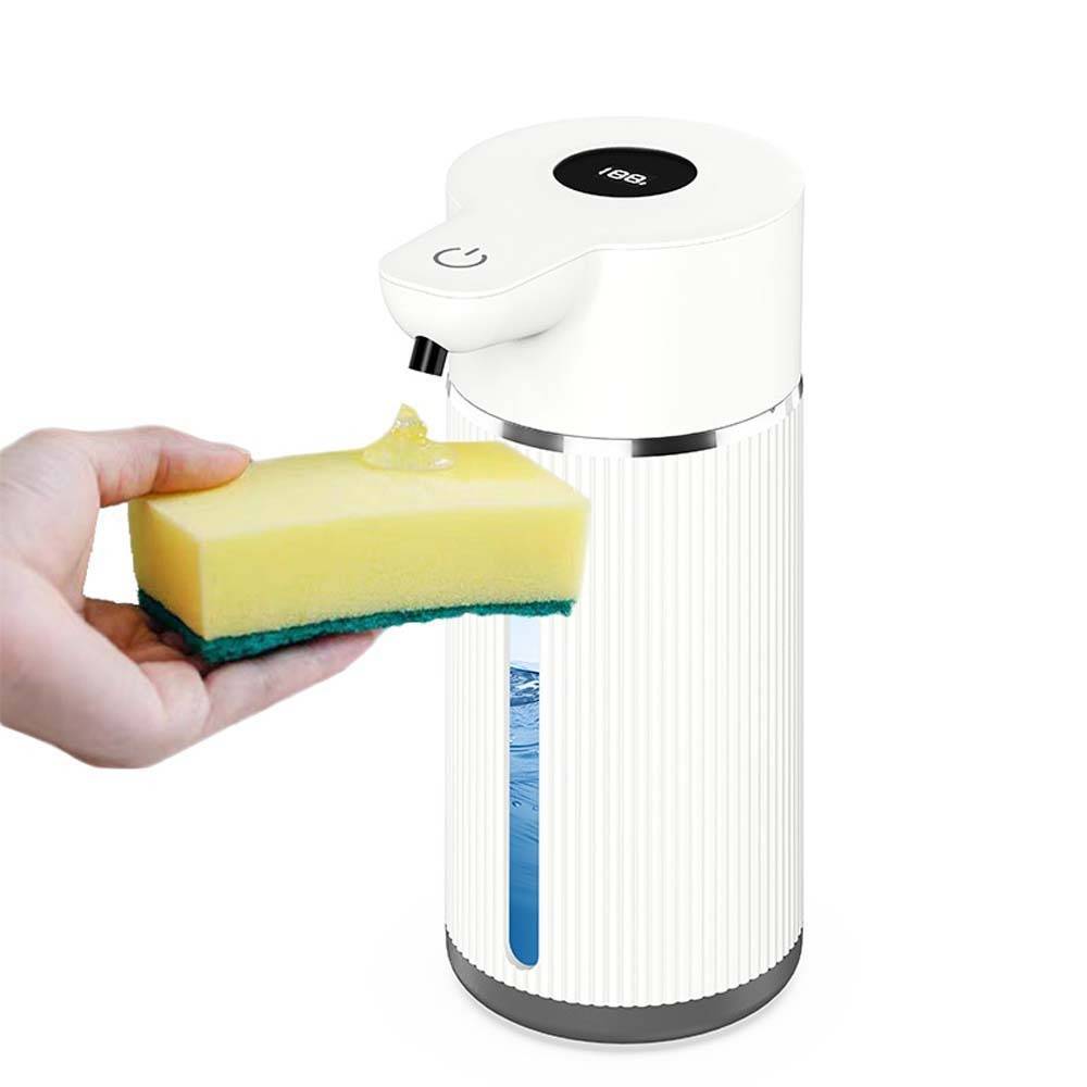 Weißer automatischer Seifenspender mit berührungslosem Pumpspender, der Seife auf einen in einer Hand gehaltenen Schwamm abgibt, gezeigt vor einem einfachen weißen Hintergrund.
