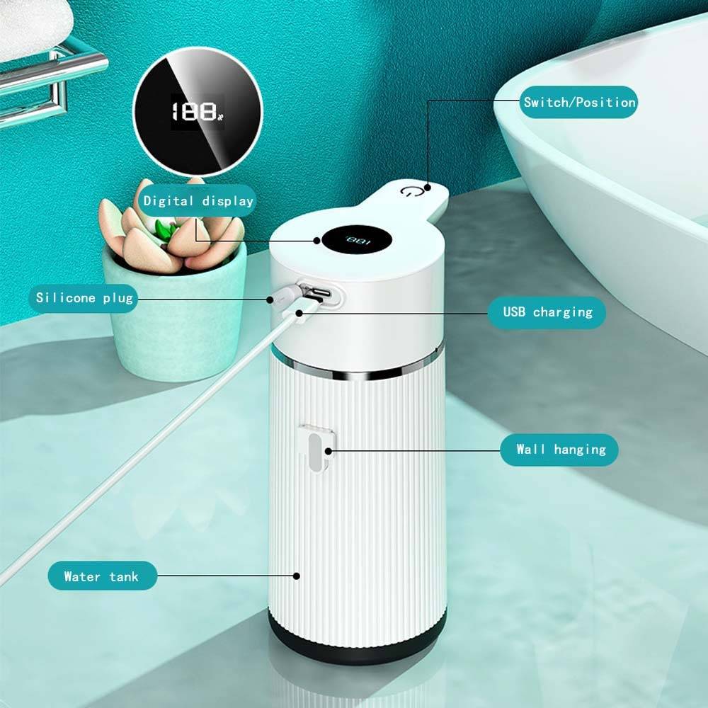 Illustrierte USB-aufladbare tragbare Munddusche mit digitaler Anzeige, Schalter, Silikonplug, Wandaufhängehaken und Wassertank, beschriftet in einer Badezimmerumgebung.