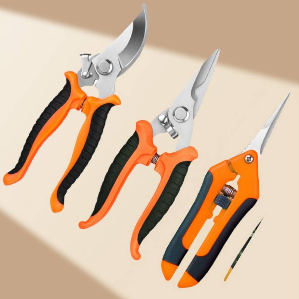 Drei orange-schwarze Gartenscheren mit silbernen Klingen, diagonal auf beigem Hintergrund angeordnet.