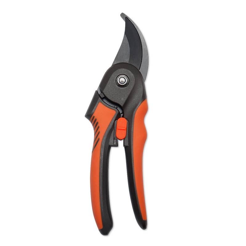 Orange und schwarze Gartenschere mit gekrümmten Klingen und Sicherheitsverriegelung, isoliert auf weißem Hintergrund dargestellt.