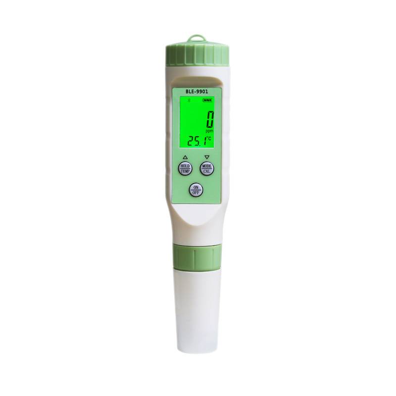 Tragbares tragbares Wassergütemessgerät mit grünem Display und drei Tasten, das 0 ppm und 25°C anzeigt.