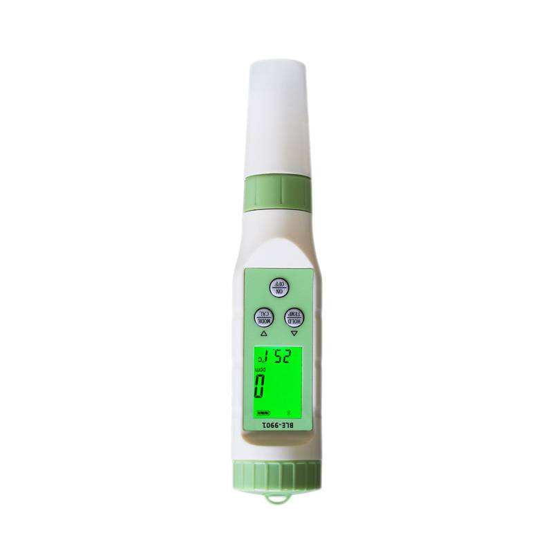 Digitales tragbares Thermometer mit grünem LCD-Display, das Messwerte anzeigt, zentriert auf weißem Hintergrund.