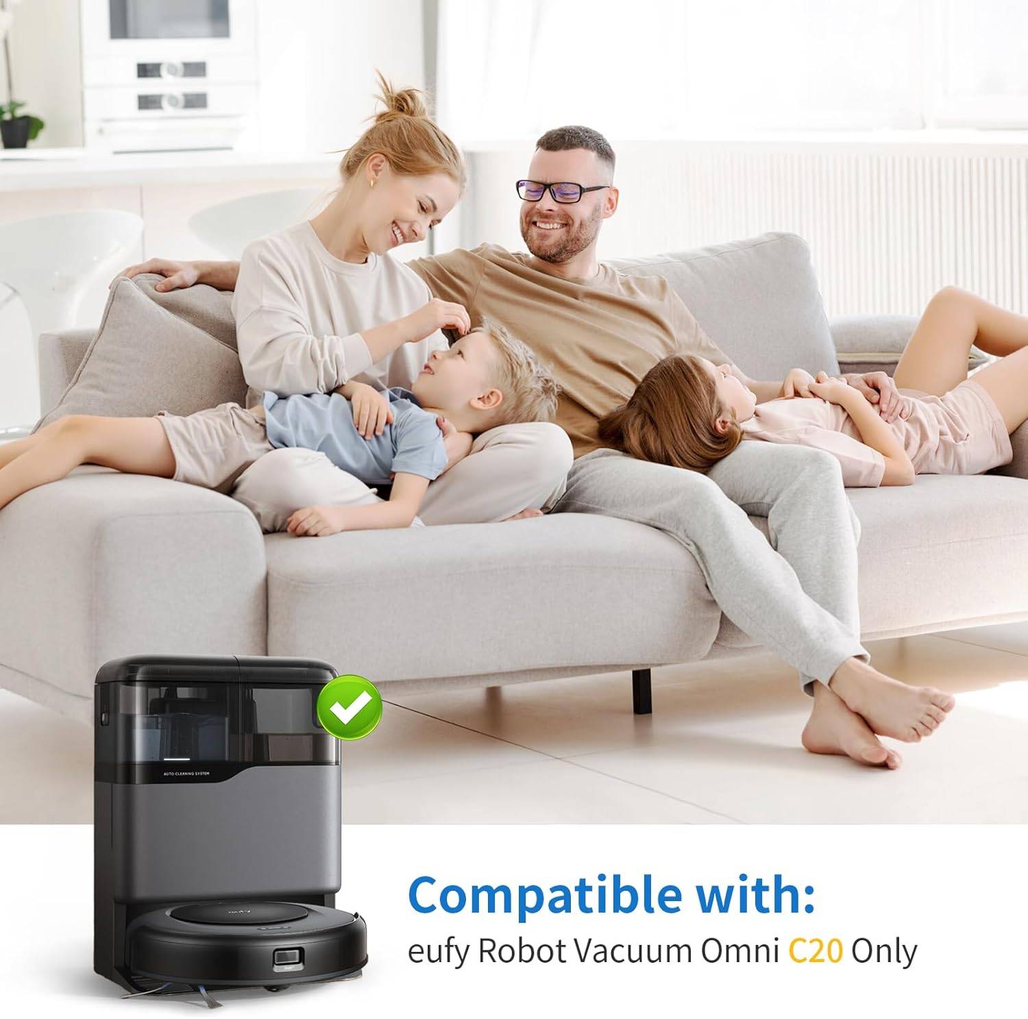 Familie entspannt sich auf einem Sofa mit einem Roboterstaubsauger; Text lautet „Kompatibel mit: eufy Robot Vacuum Omni C20 Nur".