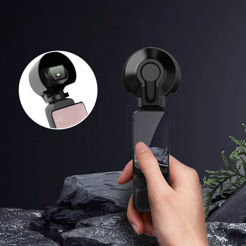 Hand, die ein kleines schwarzes Smartphone-Gimbal mit einer kreisförmigen Kamerahalterung hält; die Einfügung zeigt die Halterung, die ein Telefon umfasst.