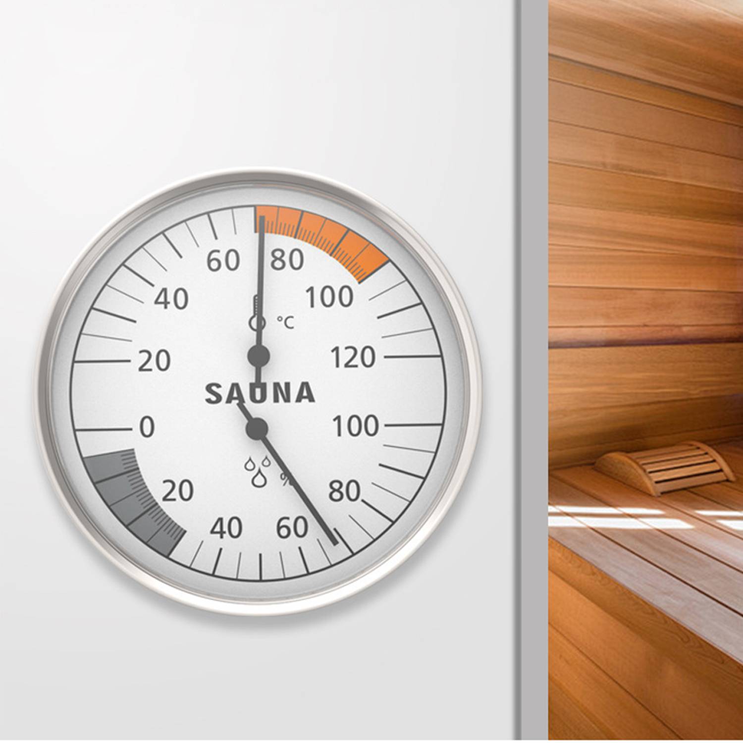 Rundes Sauna-Thermometer/Hygrometer mit etwa 80°C und moderater Luftfeuchtigkeit neben einem Innenraum einer Holzsauna.